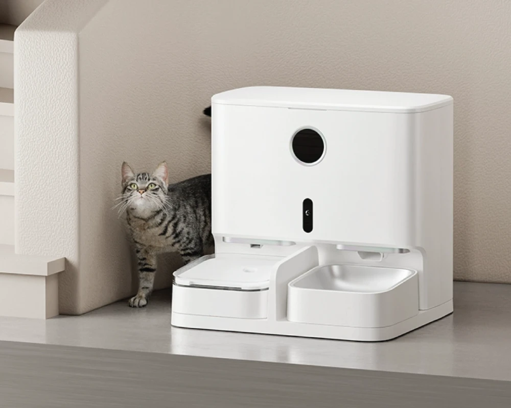 automatic feeder with camera